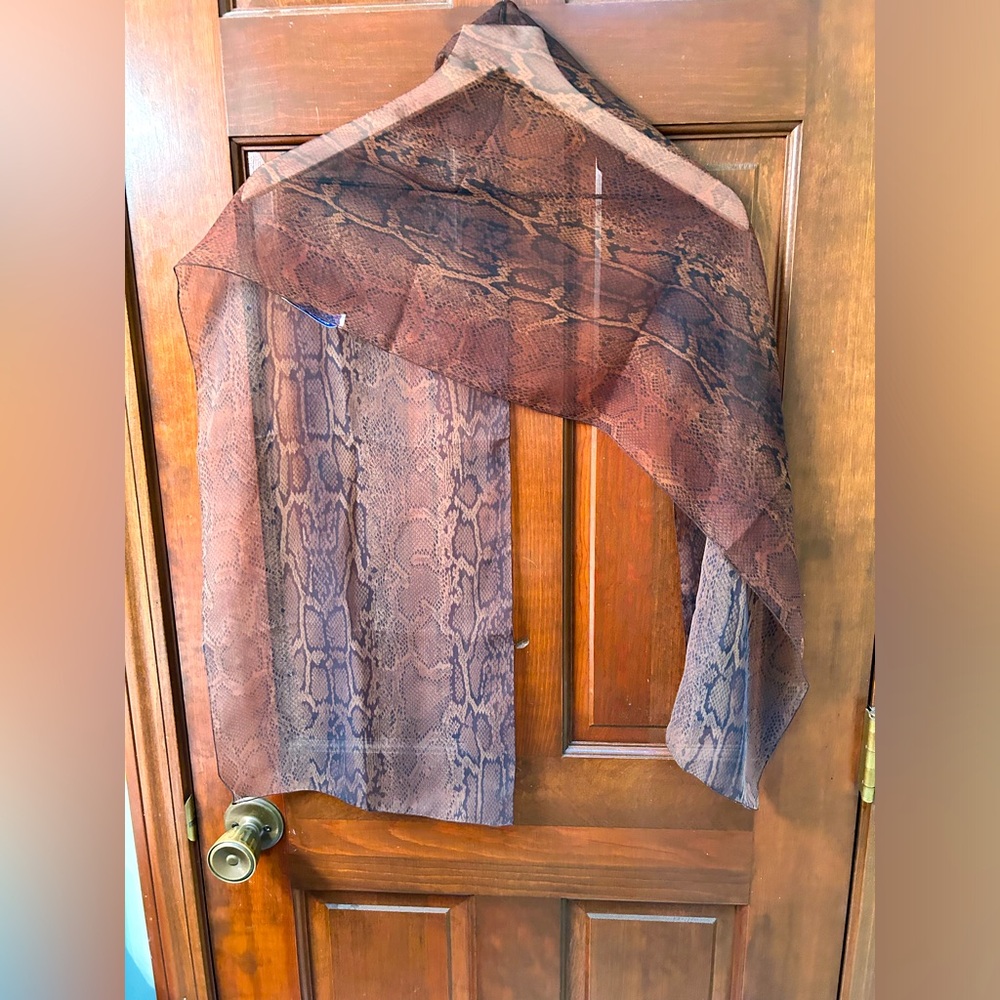 MADEMOISELLE VTG Pretty Python print sheer oblong scarf.